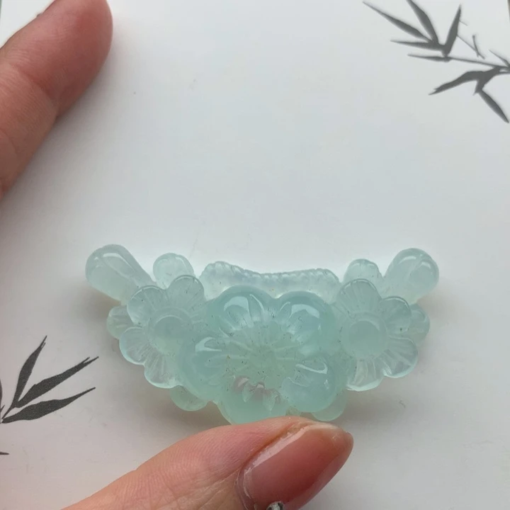 岫玉未镶嵌颈饰梅花
