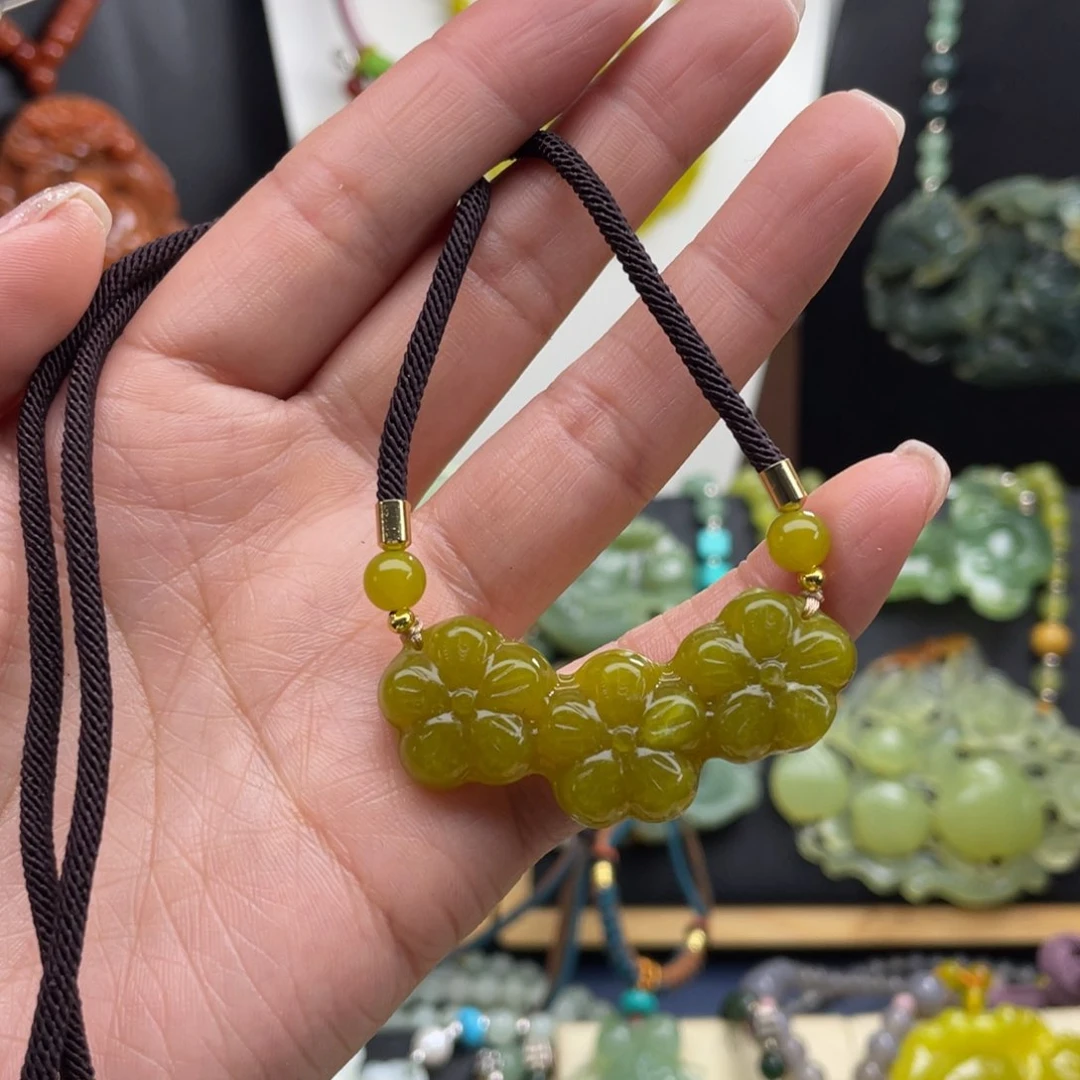 蛇纹石玉未镶嵌颈饰