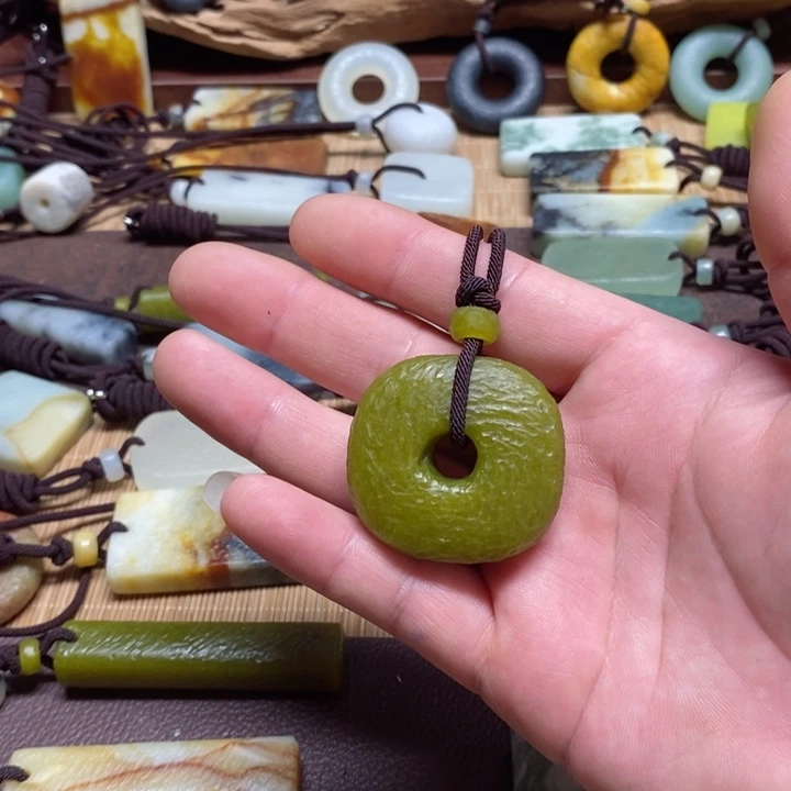 蛇纹石玉挂件未镶嵌开*