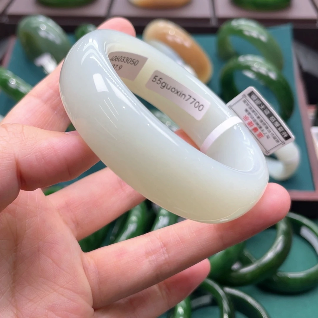 和田玉未镶嵌手镯5556