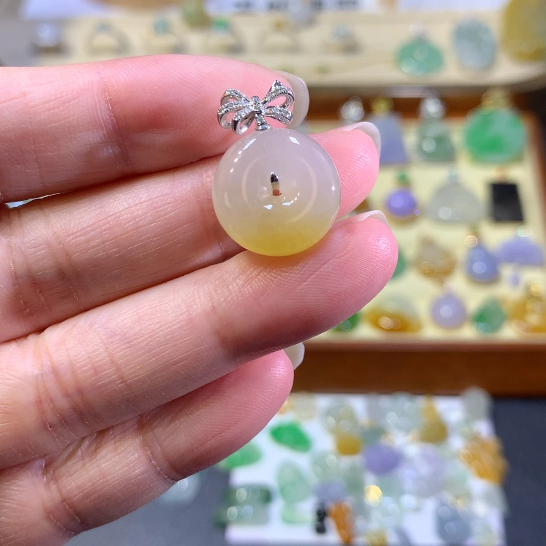 颈饰18K金镶嵌翡翠