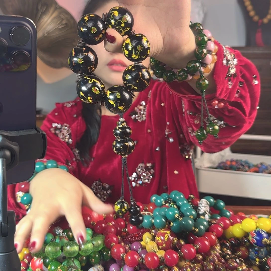 玻璃颈饰刘*老琉璃的故事是一个人