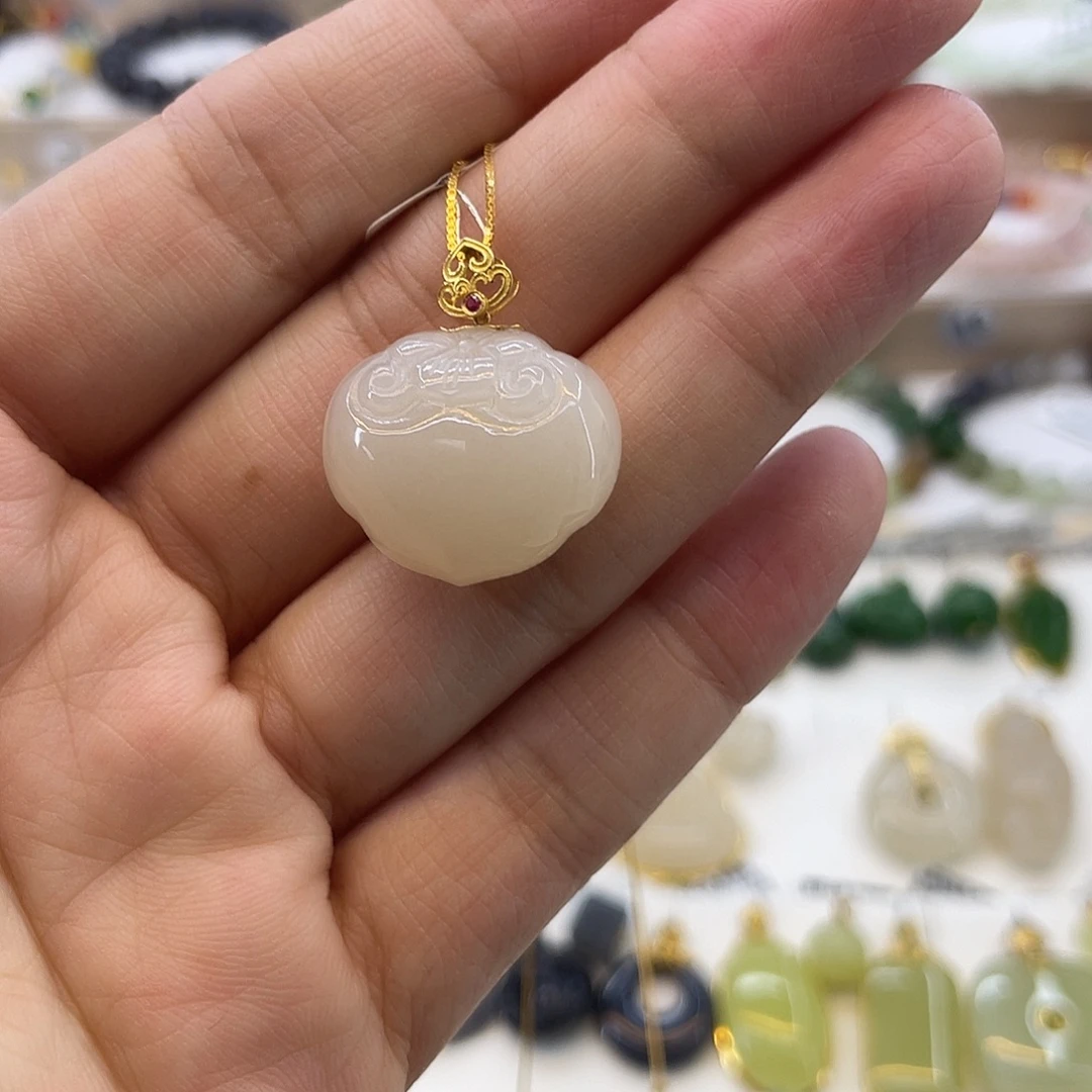 和田玉18K金镶嵌吊坠(赠链)