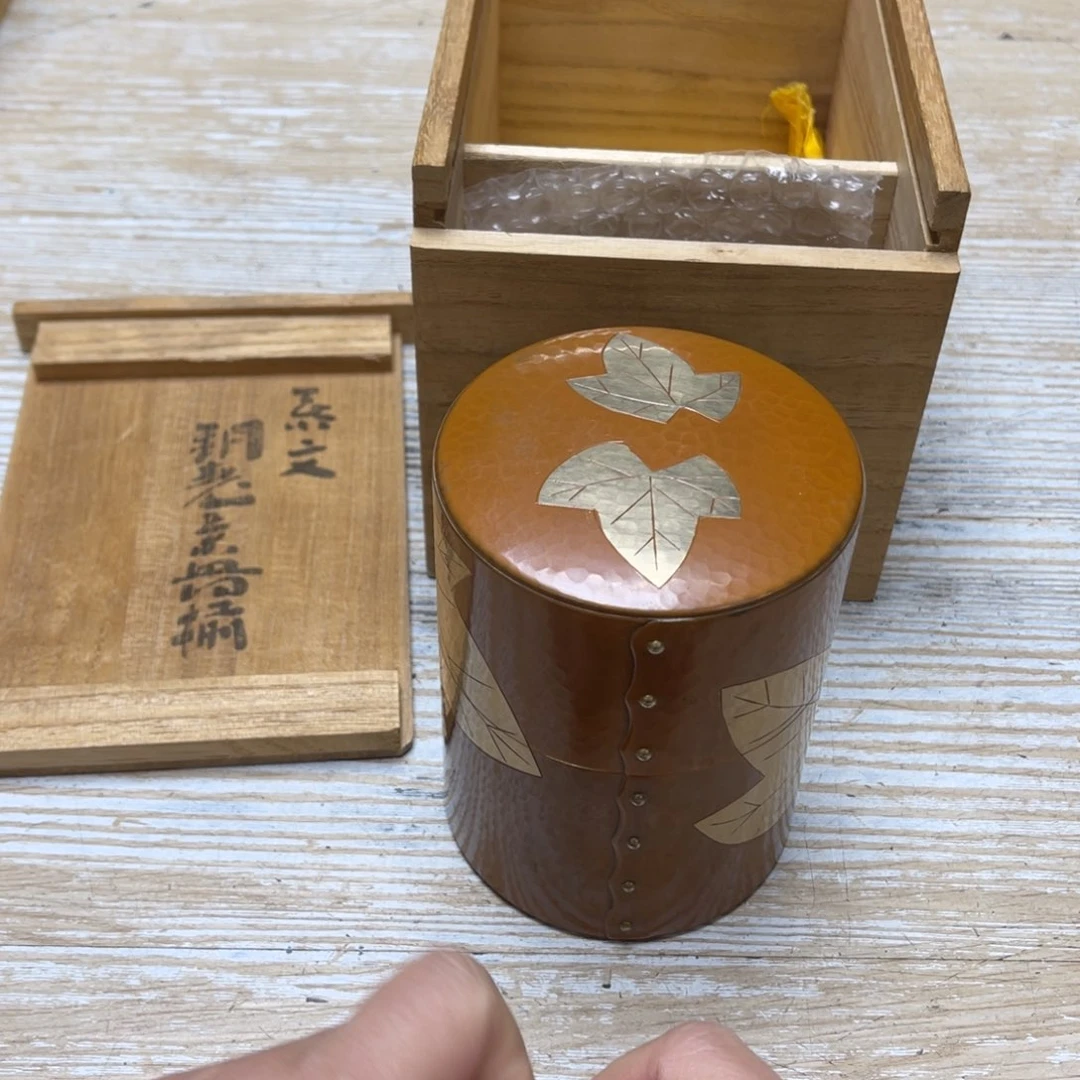 瓷片密密麻麻地排列着一个