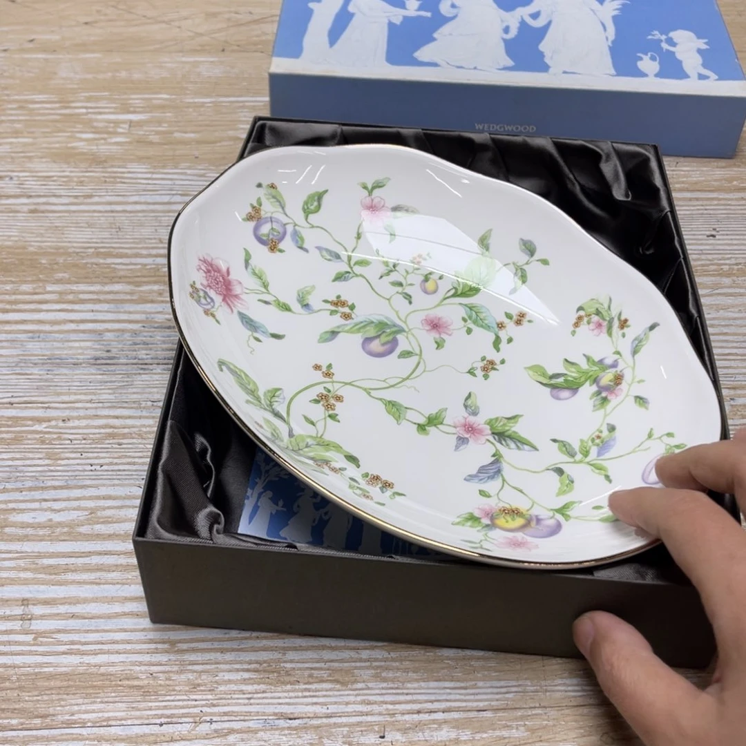 瓷片郫****莓密密麻麻地排列着一个