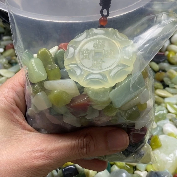 蛇纹石玉鱼缸石未镶嵌