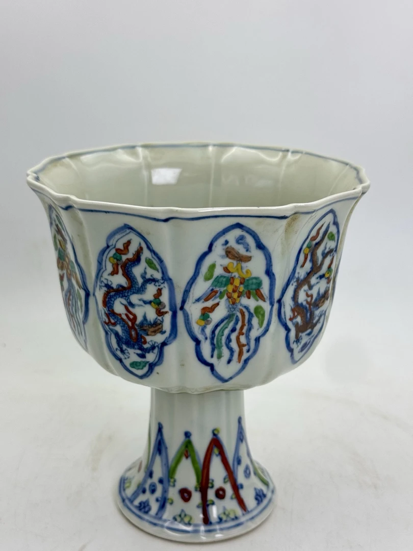 斗彩祥云龙纹高足花口供杯