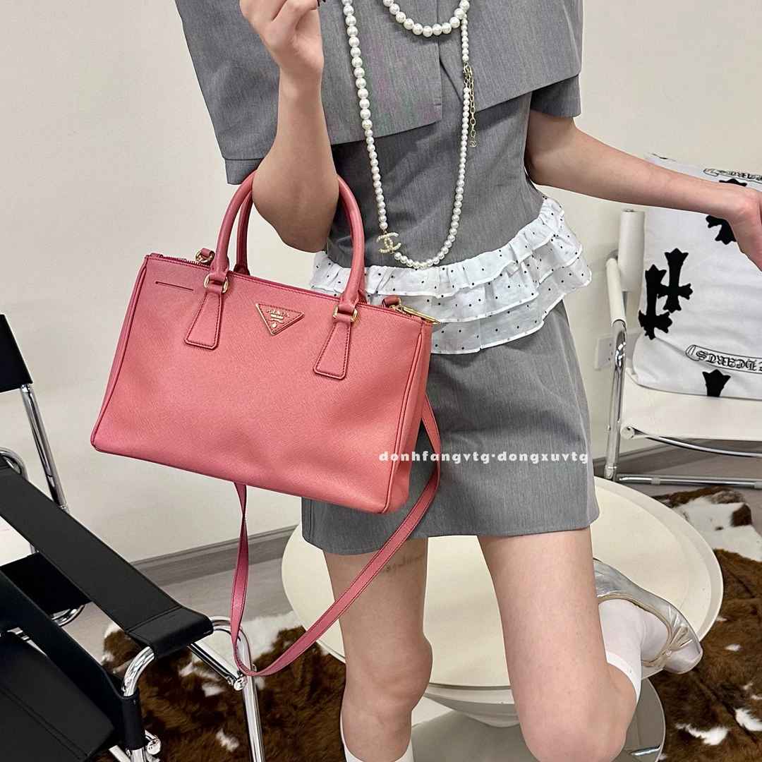 95新 Prada/普拉达 prada 粉色小号杀手斜挎包K