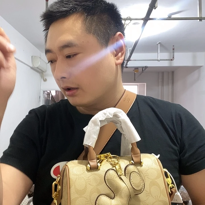 黄牛皮（革）鳄鱼皮（革）犏牛皮（革）