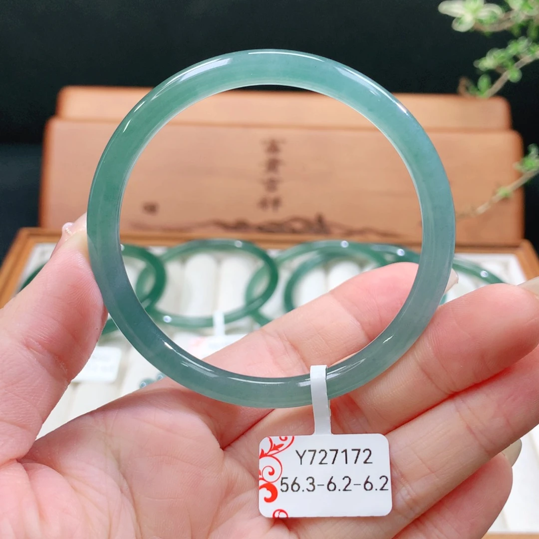 翡翠手镯未镶嵌天然