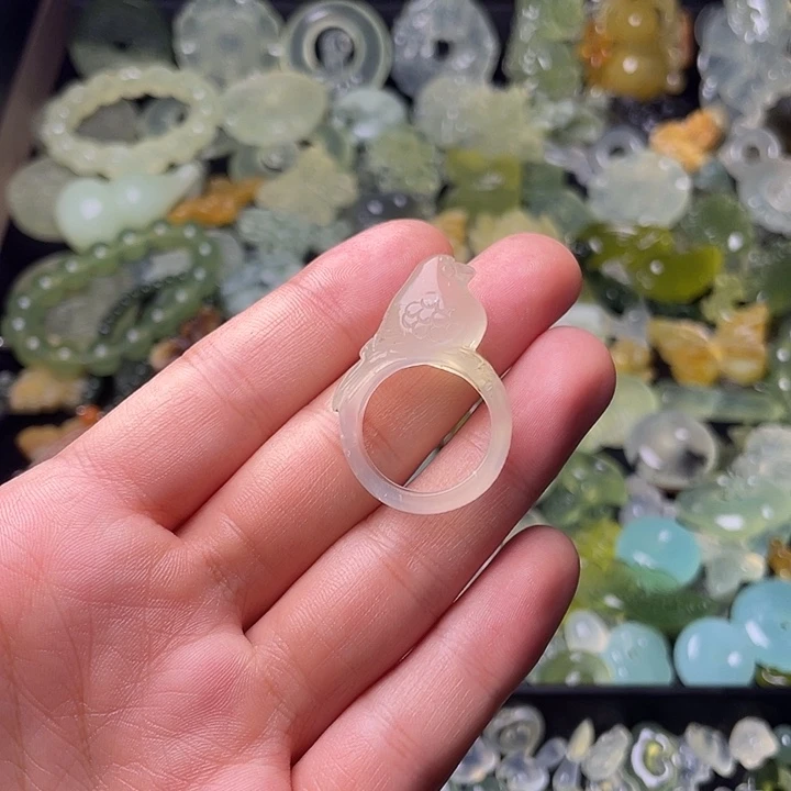 蛇纹石玉合金颈饰喜鹊戒指