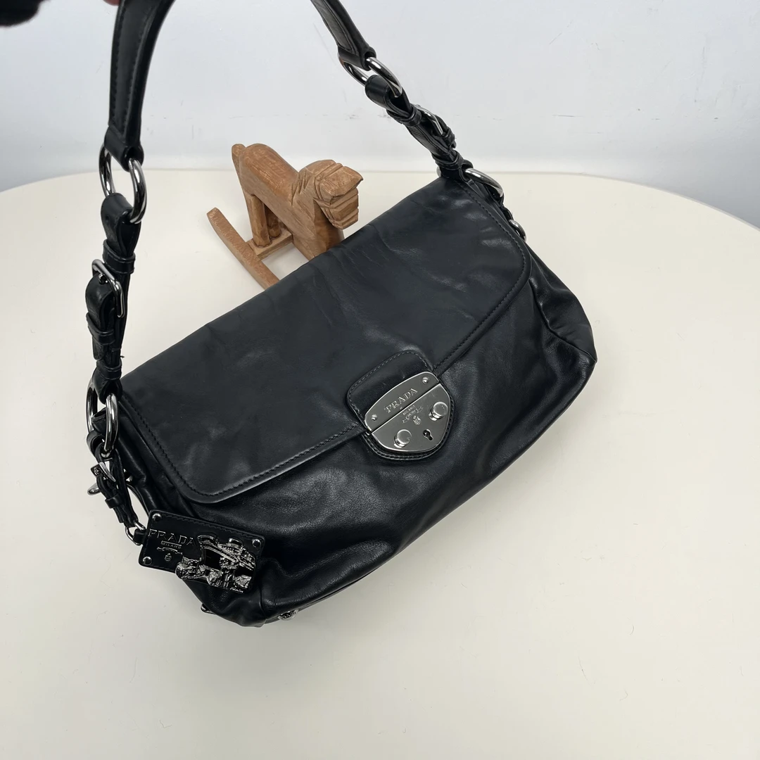 95新 Prada/普拉达 黑银猪鼻船牌单肩斜挎包