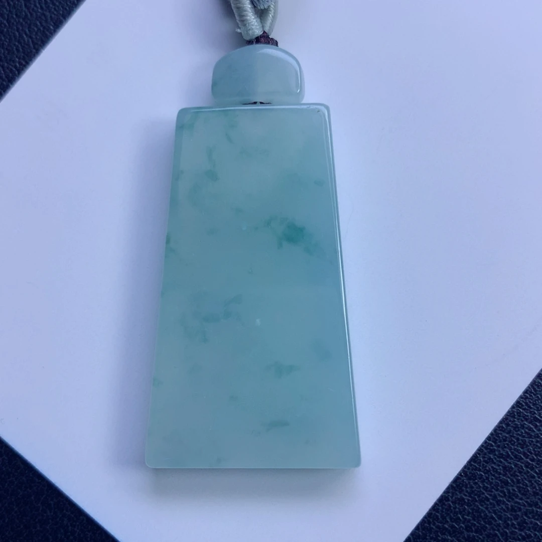 翡翠未镶嵌颈饰无事牌