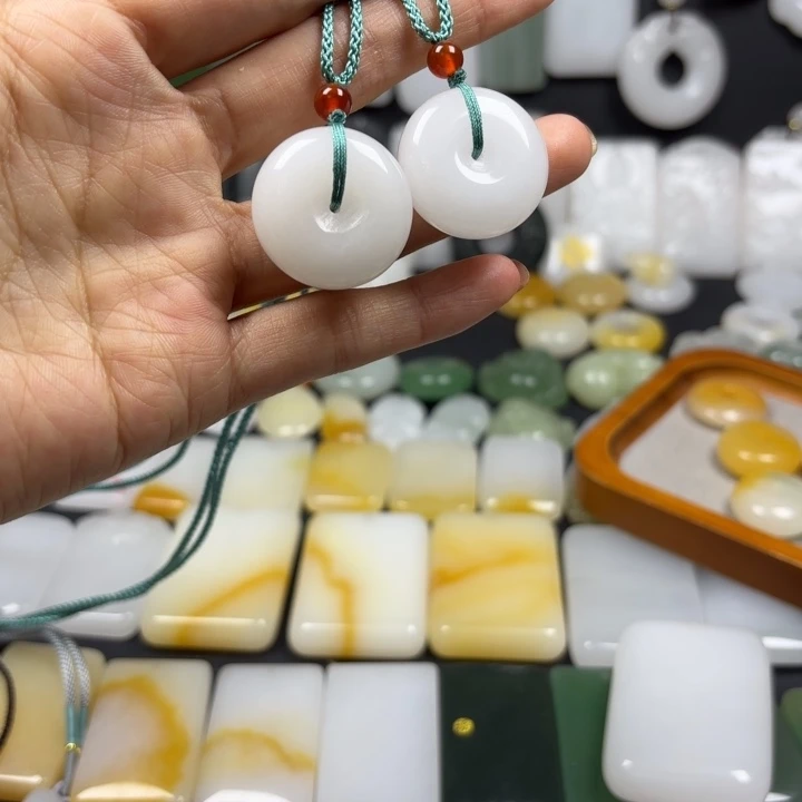 用***4石英质玉（金丝玉）未镶嵌颈饰