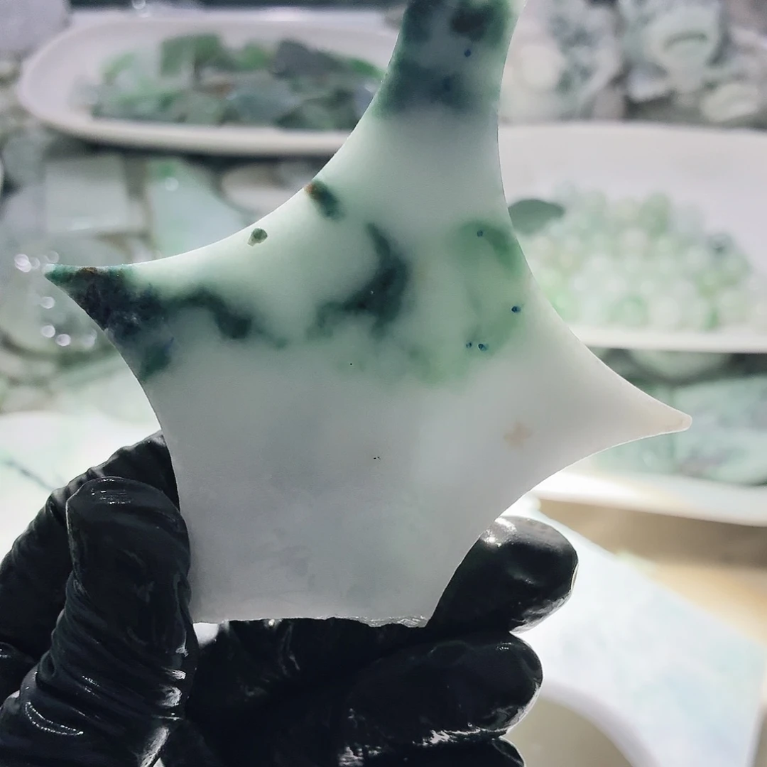 翡翠未镶嵌颈饰边角料