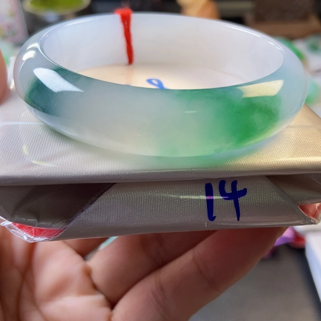 翡翠未镶嵌手镯34冰胶飘绿花