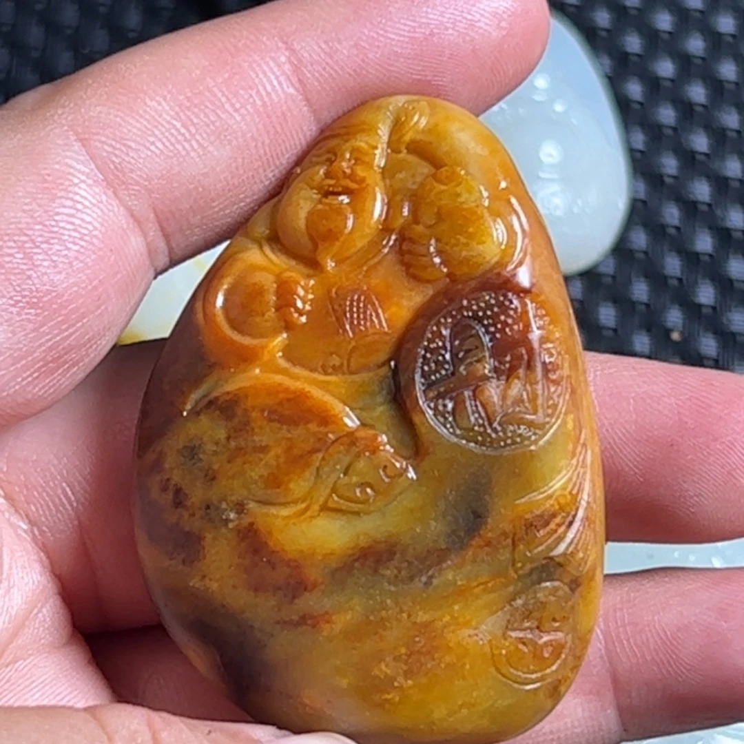 辛***巴和田玉未镶嵌颈饰