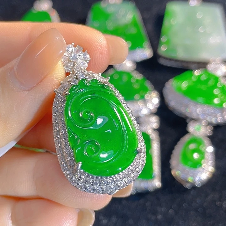 翡翠银S925镶嵌颈饰翡翠