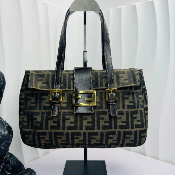 95新 FENDI/芬迪 老花翻盖腋下包/4057