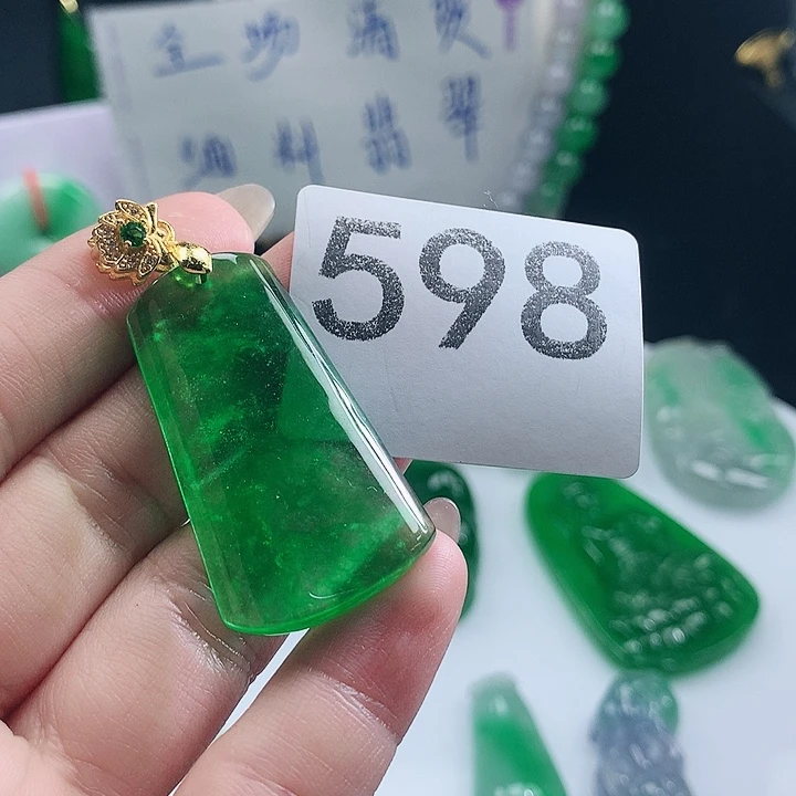 翡翠未镶嵌吊坠(赠链)