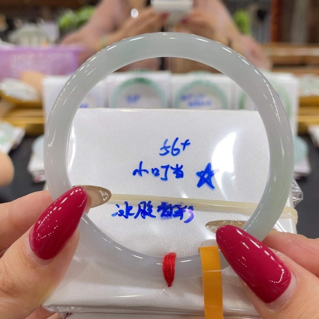 翡翠手镯未镶嵌翡翠