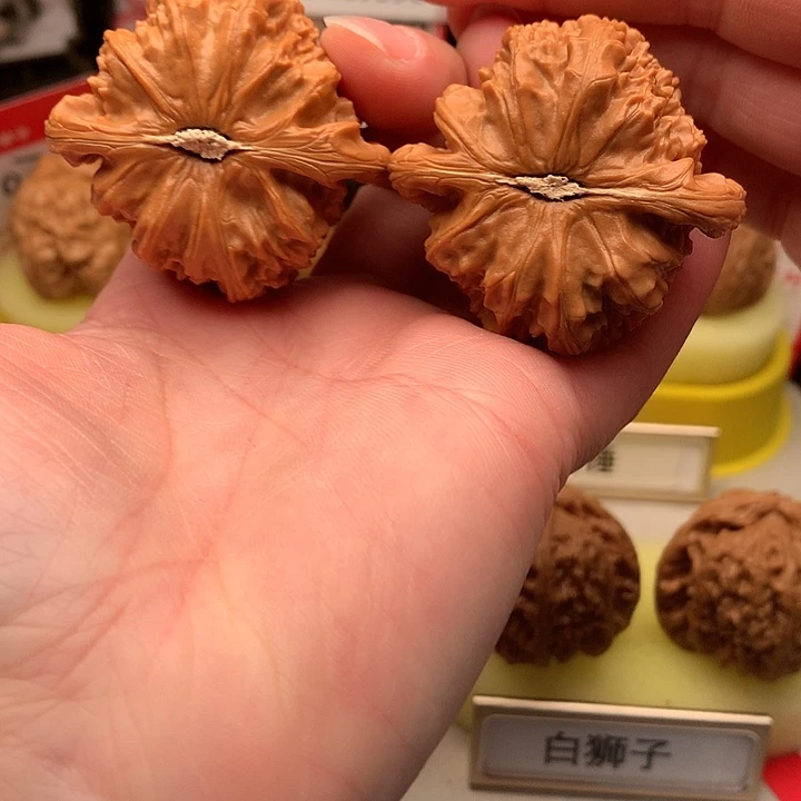 H***️文玩核桃吊坠45尺三角白711号