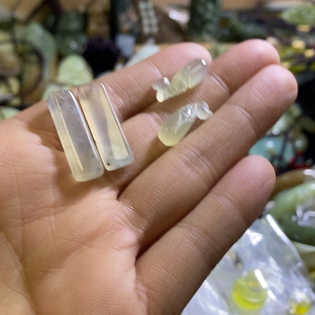 岫玉未镶嵌耳环两对