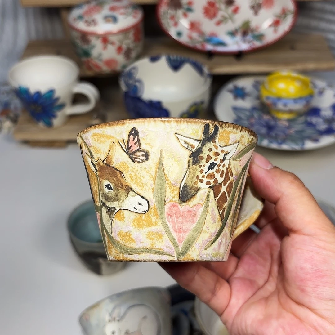 森安幸代。满绘 咖啡杯