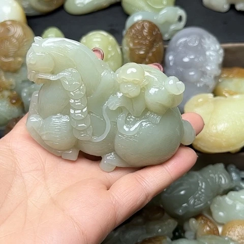 颈饰未镶嵌和田玉叽****?