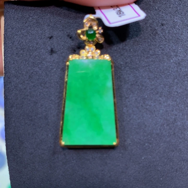 翡翠18K金镶嵌颈饰翡翠