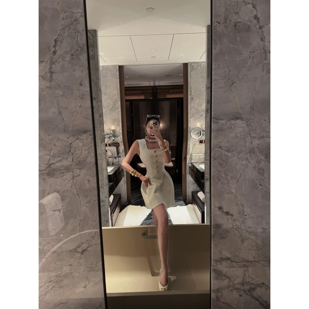 DUOMI【甜甜女神】白黑两色净版金扣砍袖U领蓬蓬裙QZ13788