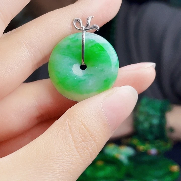 翡翠18K金镶嵌颈饰多样性