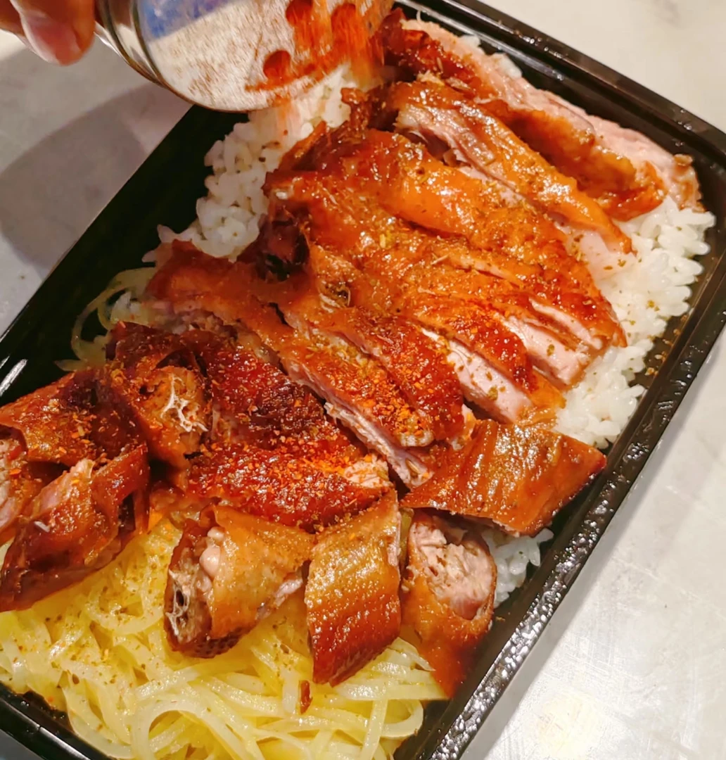 【镇店之宝】脆皮烤鸭拌饭 送土豆丝和烤鸭和灵魂料汁 大盒
