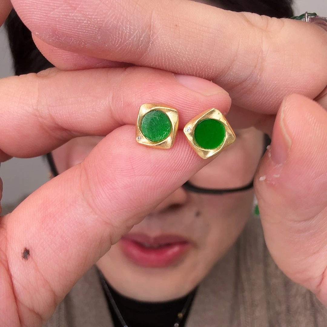 翡翠未镶嵌颈饰一对