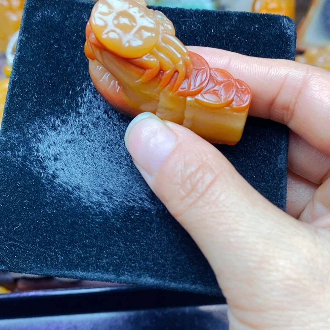 未镶嵌石英质玉（黄龙玉）颈饰
