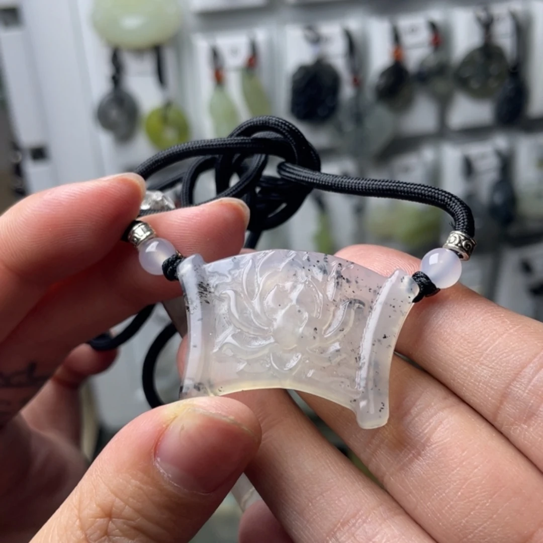 岫玉颈饰未镶嵌莲花花卷