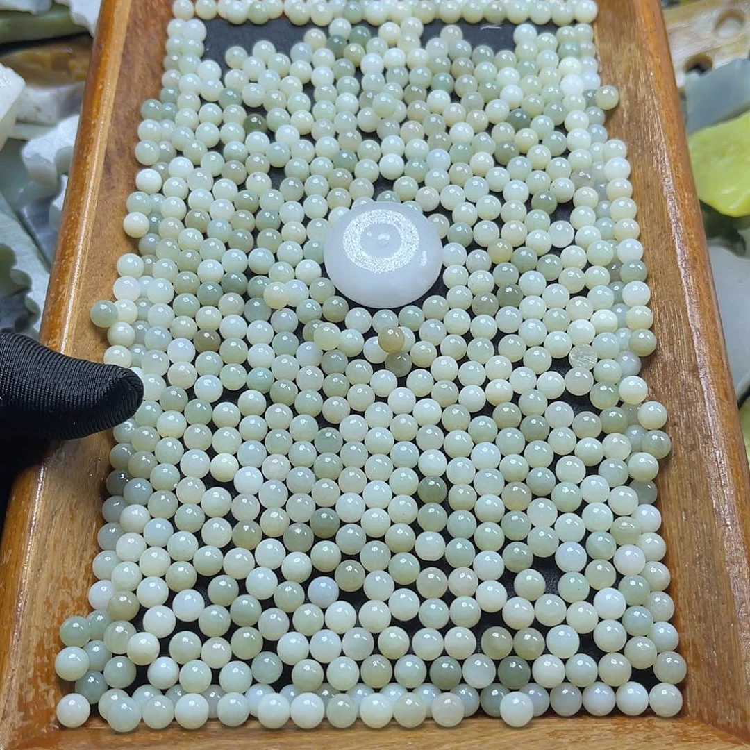 放***下和田玉未镶嵌颈饰