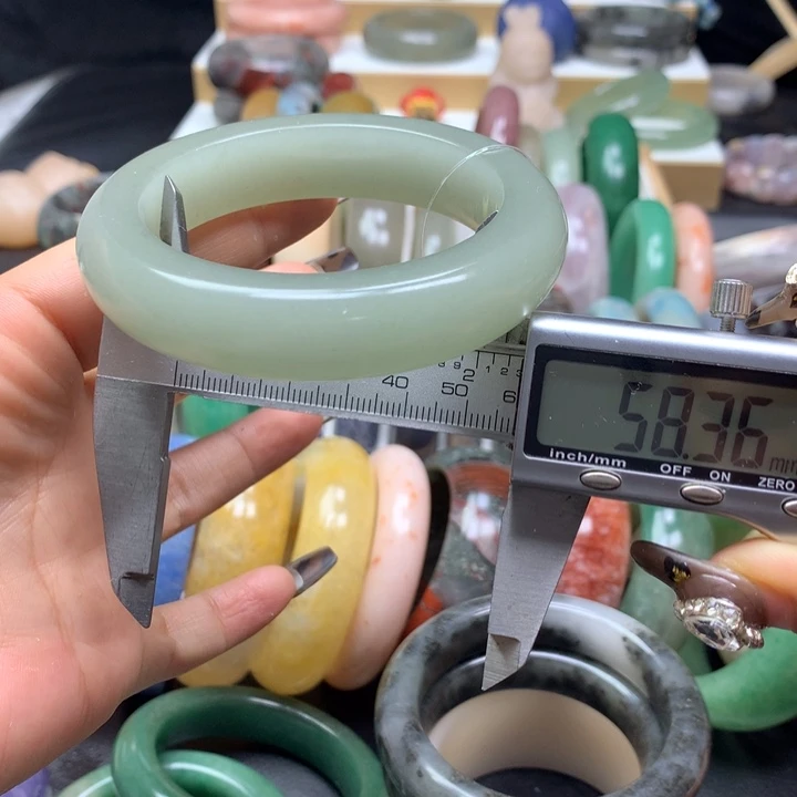 未镶嵌手镯石英质玉