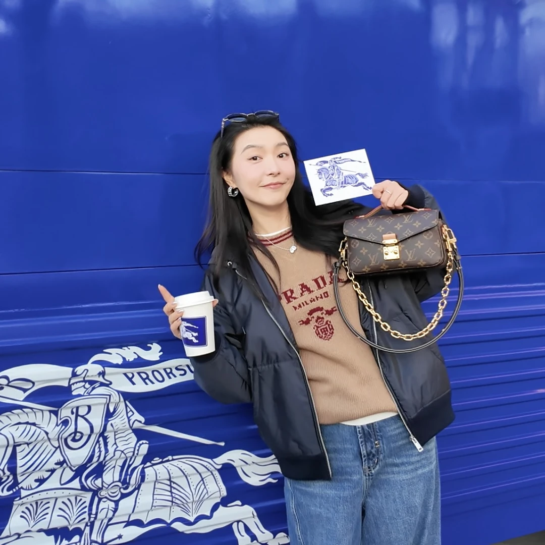 全新未使用 Prada/普拉达 经典三角标连帽抽绳棉服不支持七天