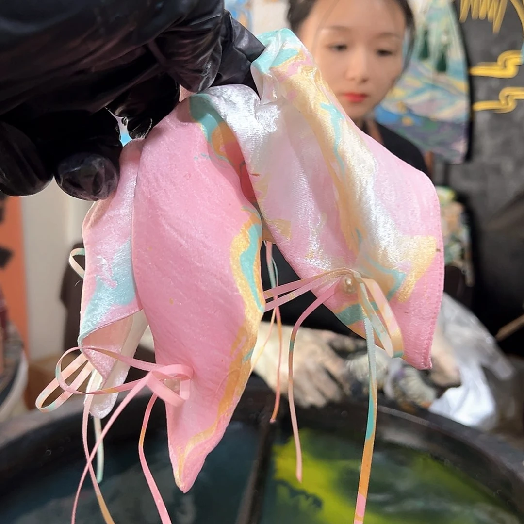 633粉彩金纹新款方巾
