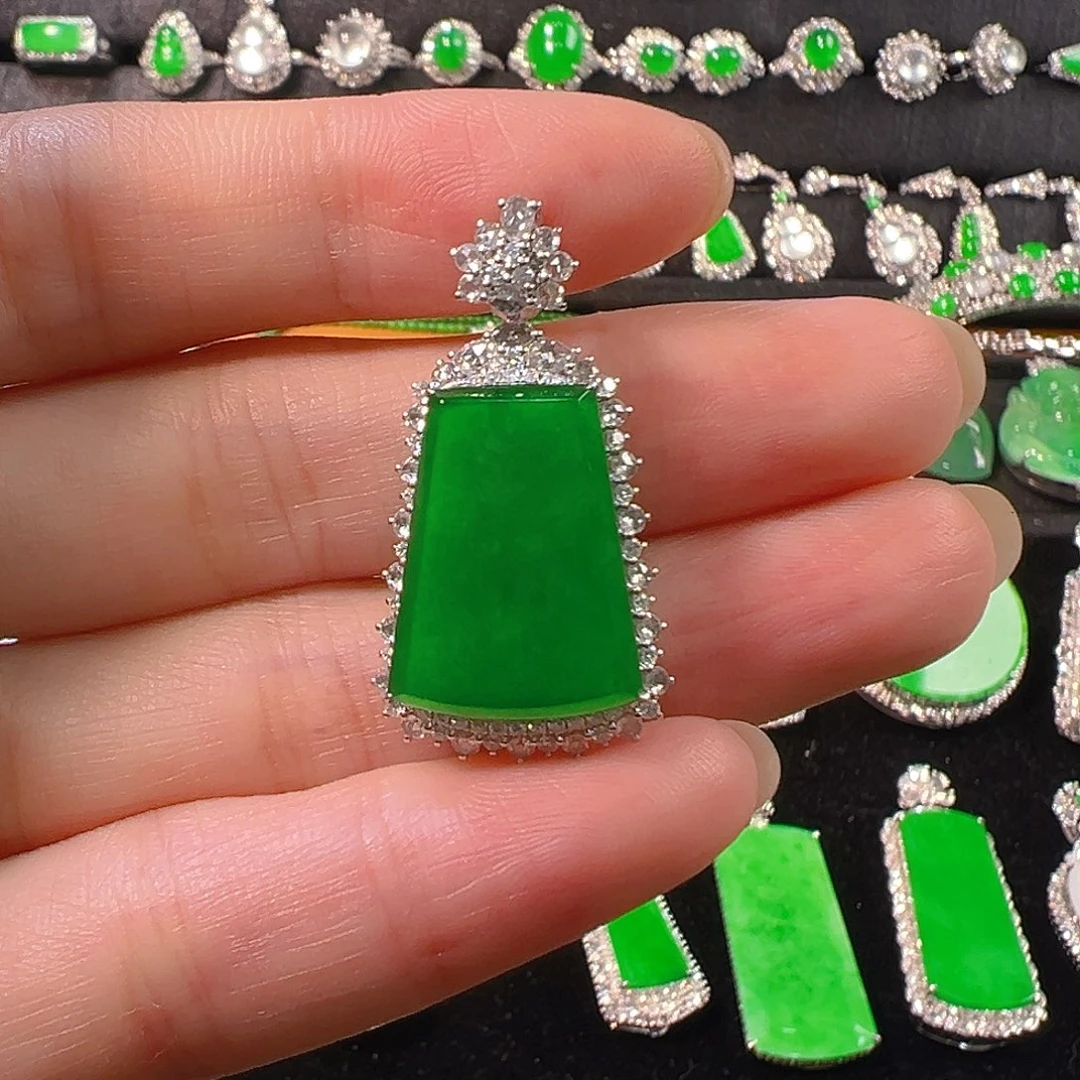 翡翠18K金镶嵌颈饰吊坠