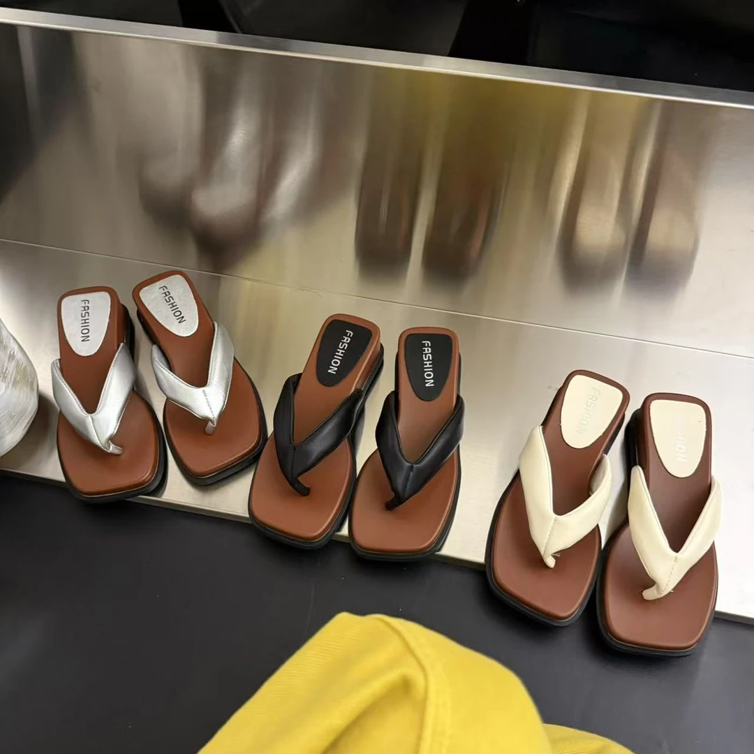 2025年夏季时尚厚底方头夹趾露趾厚底设计款外穿休闲风女拖鞋