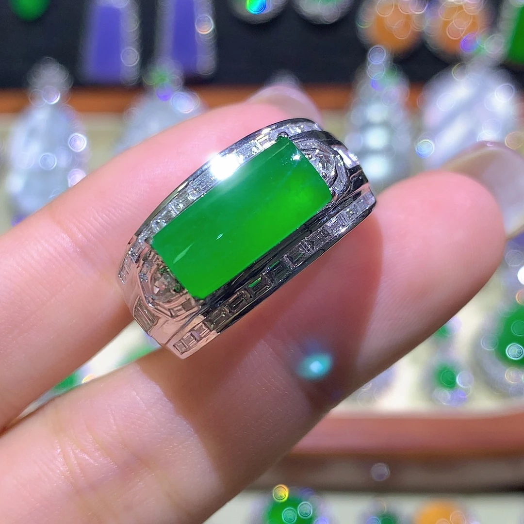 翡翠18K金镶嵌戒指高冰满绿无事柱