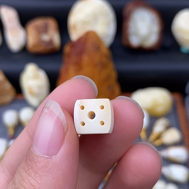 琥珀未镶嵌裸石白蜡背云a238