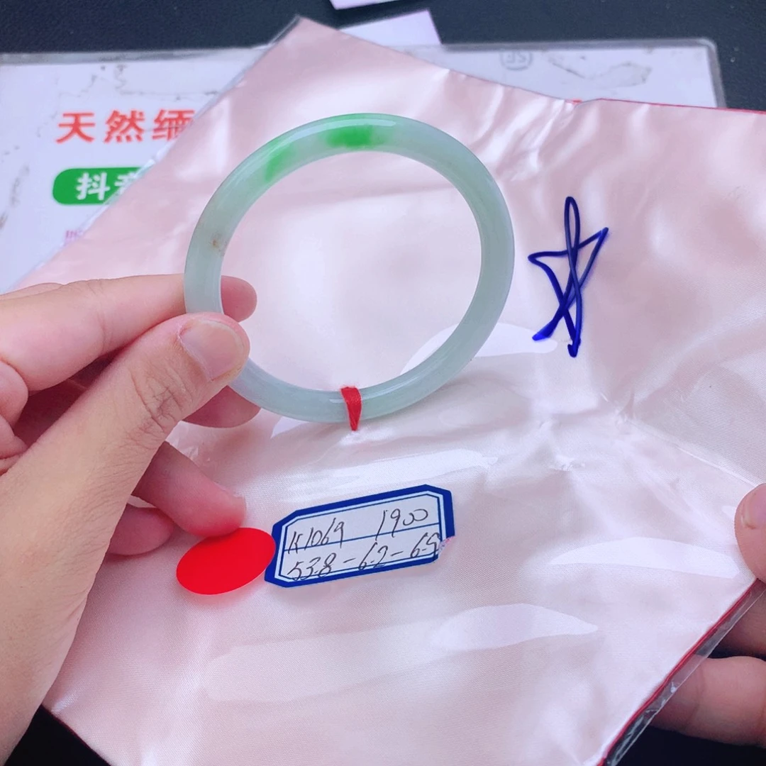 翡翠手镯未镶嵌翡翠