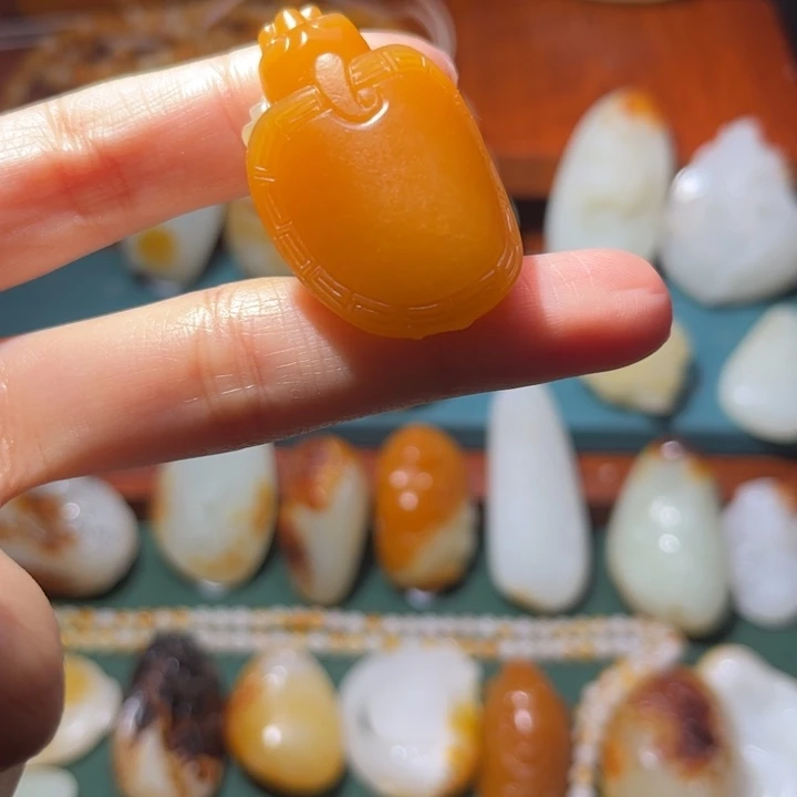 戒***尘和田玉未镶嵌颈饰