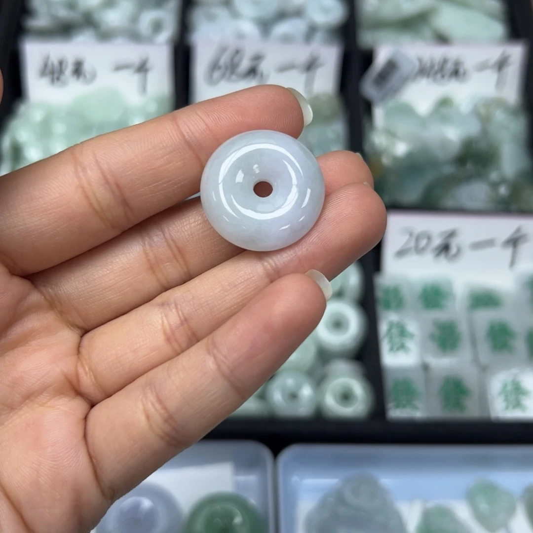 翡翠颈饰未镶嵌平安扣