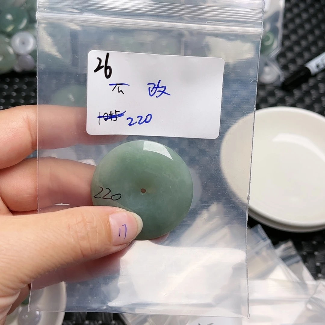 翡翠未镶嵌颈饰政*扬不
