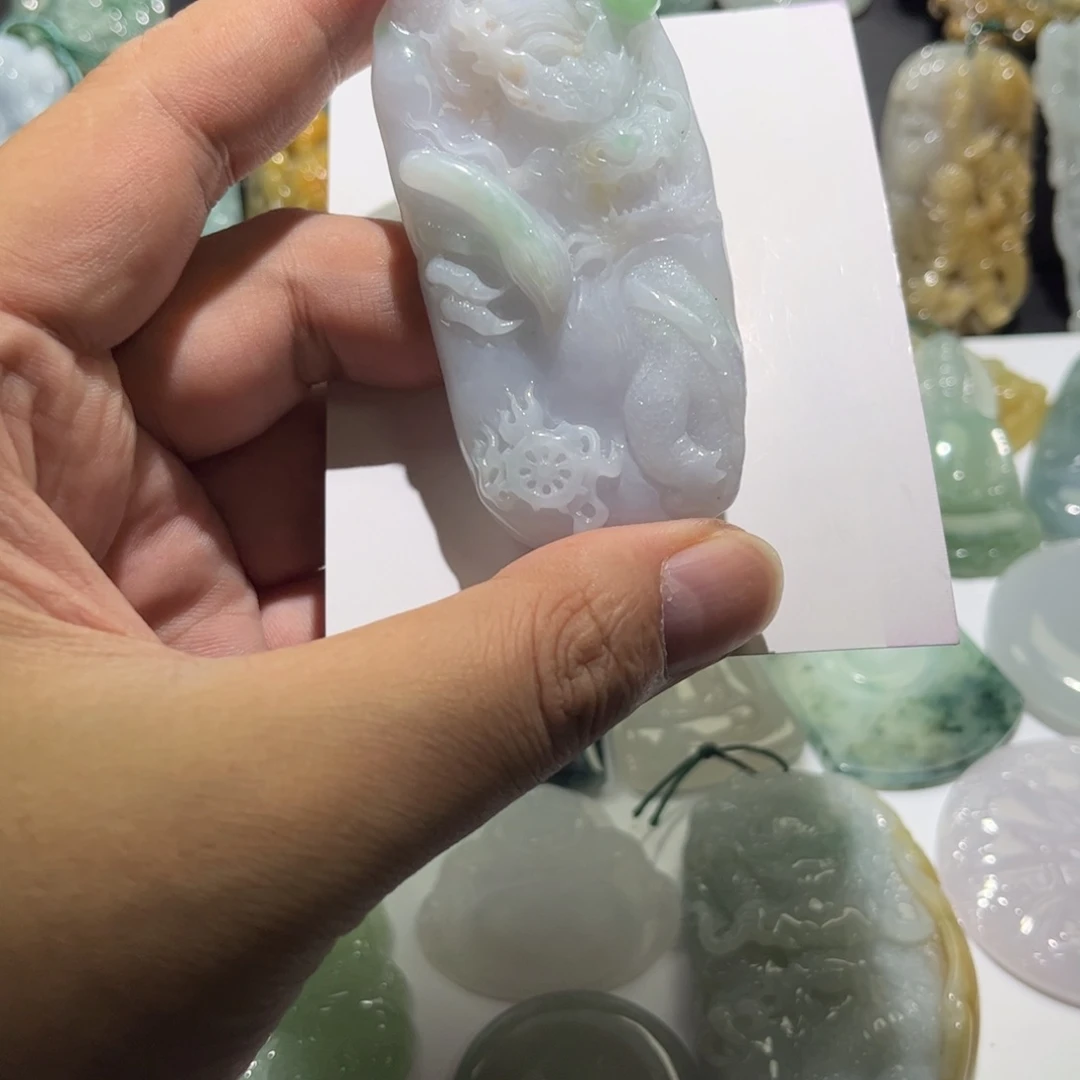 翡翠未镶嵌颈饰龙