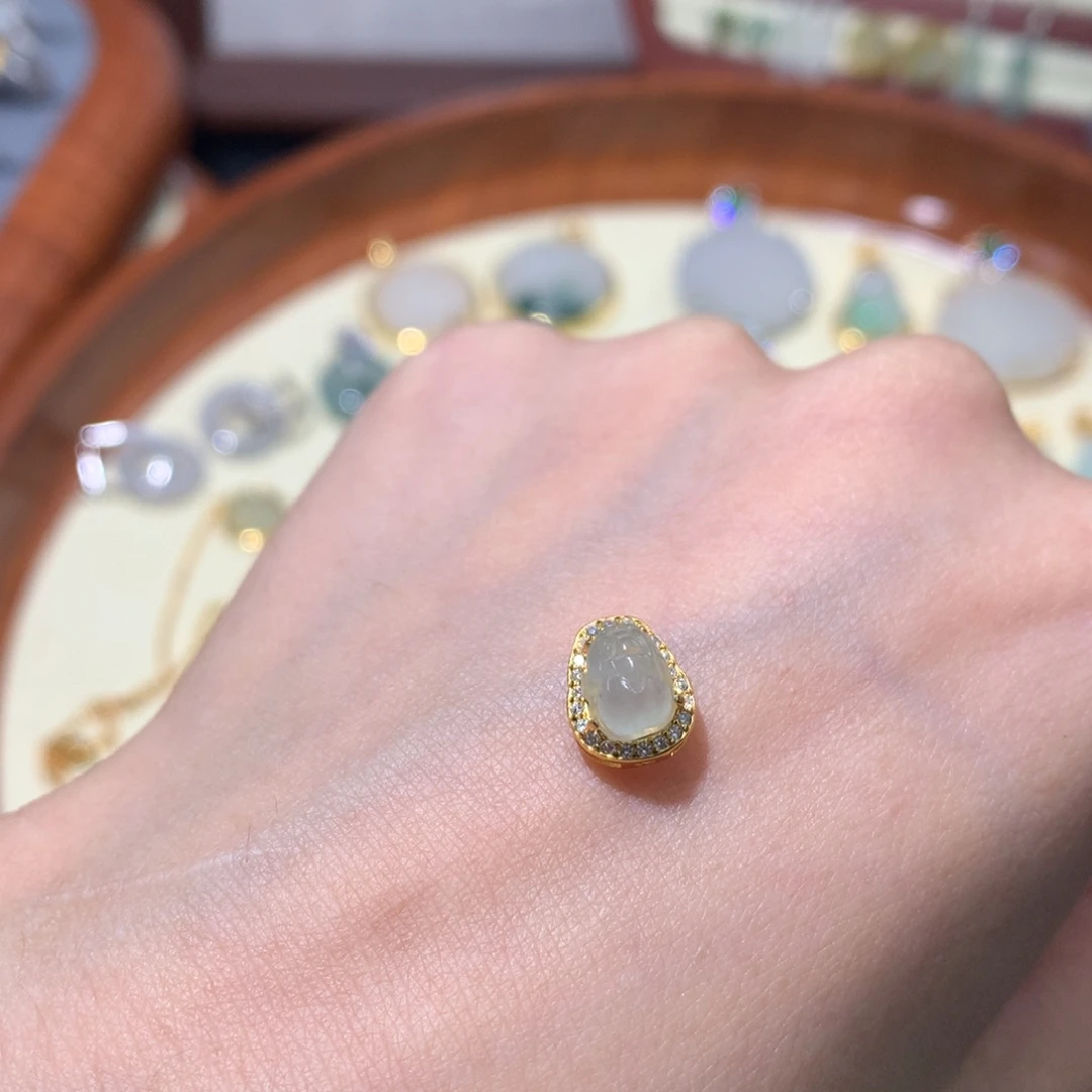 翡翠未镶嵌颈饰貔貅路路通